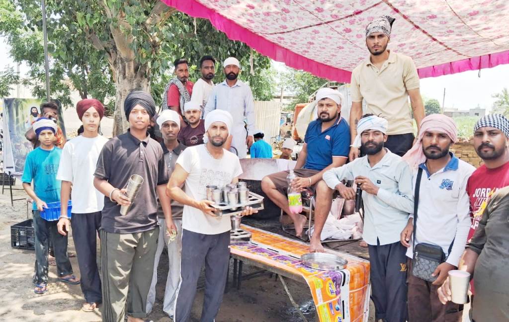 The Sangat of Kailpur installed a chhabeel of cold sweet water for the passersby